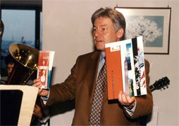 Landeshauptmann Pühringer präsentiert 1997 zwei Kultur-Broschüren des Landes